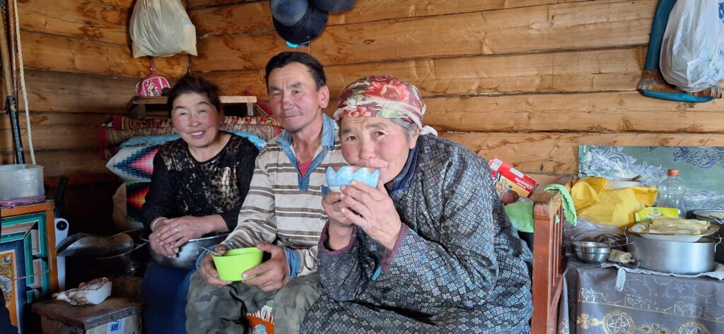 Tee trinken in der Mongolei