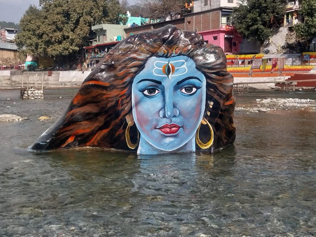 Shiva-Kopf in einem Fluss